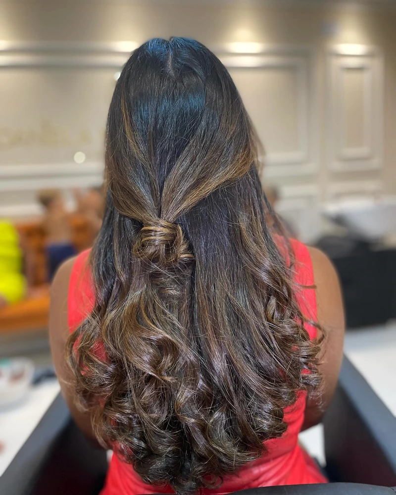 Cabelo longo castanho com mechas suaves, visto de costas.